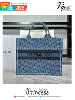 Large Dior Book Tote Bag Blue Denim Dior Oblique Jacquard กระเป๋าทรงโท้ท แก่นแท้ของความงามรูปลักษณ์ทันสมัย เดนิมหรูหรา
