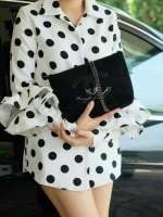 Must Have item 2018 !! Chanel Black Clutch bag งานพรีเมี่ยมกิ้ฟท์จากเคาเตอร์แบรนด์ดัง ของแท้จากแบรนด์ chanel ขนาดกะทัดรัด สะพายพร้อมสายโซ่ อะไหล่เงินรมควัน ผ้าขนสัตว์ฟูนุ่ม ด้านหน้า ปิดเปิดด้วยซิปที่จับปั้มแบรนด์ ด้านในมีช่องใส่ของเล็กแยก สะพายทั้งไหล่ทั้