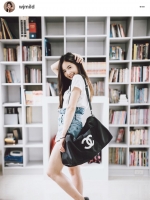 Chanel Duffel / Travel Bag กระเป๋าแบรนด์ Chanel VIP gift Bag ของแท้ 100% ใช้เป็นกระเป๋าเดินทางหรือหิ้วไปฟิตเนส ไปยิม เก๋ๆก็ได้ค่ะ หัวซิปปั้มโลโก้ ด้านในเป็นช่องกว้าง และมีอีกหนึ่งช่องซิป ทำจากผ้าหนาผิวมัน กันน้ำได้ ดูเรียบ แต่หรู มาพร้อมสายยาว ถอดสายได้ ก