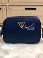 GUESS KAMRYN TOP ZIP CROSSBODY BAG กระเป๋าสะพายทรงน่ารัก จาก GUESS วัสดุหนัง pu ปั้มลายสวยอยู่ทรงขนาดกำลังดี น้ำหนักเบา ด้านหน้ามีโลโก้แบรนด์อะไหล่ทอง เปิดปิดด้วยซิปสะดวกใช้ ภายในมีโลโก้ และช่องเล็กใส่ของเป็นสัดส่วน สามารถใส่ไอแพดและกระเป๋าสตางค์ใบยาว และ