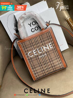 CELINE SMALL VERTICAL CABAS IN TEXTILE วัสดุหลักที่ใช้เป็นผ้าแคนวาสและขอบทำจากหนัง เป็นกระเป๋าถือที่มีสไตล์มินิมอล และดูเรียบง่าย แต่หรูหรา มีสายสะพายcrossbody พร้อมด้วยงานปักโลโก้ CELINE / PARIS สกรีนอยู่ตรงกลาง ถือเป็นกระเป๋า Tote ที่ทำจากแคนวาสที่น่าสน