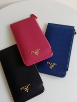 Best Seller รุ่นขายดีเว่อร์วัง♡♡ **สำหรับคนชอบใส่บัตรเยอะ แนะนำรุ่นนี้คะ งานพรีเมี่ยมกิ้ฟท์จากเค้าเตอร์ต่างประเทศ กลับมาพร้อมส่งครบสี อีกครั้งค่า กระเป๋าสตางค์ทรงสวย สะดุดตา หนังสัมผัส Safiano จากแบรนด์ PRADA มีช่องใส่นามบัตรมากถึง 16 ช่อง ด