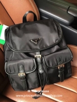 Don't Miss! PRADA NYLON BACKPACK WITH POCKET พรีเมี่ยมกิ้ฟจากเคาน์เตอร์แบรนด์รุ่น Limited edition วัสดุ Nylon เนื้อหนาคุณภาพดีตามแบบฉบับของแบรนด์ ด้านหน้ามีโลโก้แบรนด์อะไหล่ทองหรู มี Pocket หน้า2ช่อง หัวซิปและอะไหล่ปั้มแบรนด์ เปิดปิดด้วยฝาปิด Drawstr