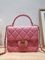 Chanel flap bag with chain กระเป๋าสะพายสุดหรู สวยดูแพง รูปทรงคลาสสิค ขนาดกำลังพอเหมาะ สายสะพายโซ่ในตัว น้ำหนักเบา