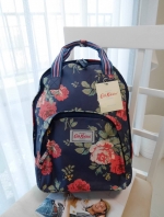 CATH KIDSTON BACKPACK BAG กระเป๋าเป้น่ารัก ตามแบบฉบับของแบรนด์นี้เลยค่า โดดเด่นด้วยหนัง PVC พิมพ์ลาย กันน้ำทั้งใบ ด้านในมีช่องซิปใหญ่ใส่ของ 2 ช่อง จุของได้เยอะ ใส่ IPAD / A4ได้สบายเลยค่ะ ด้านหน้ามีช่องซิปเล็ก 1 ช่อง ใส่ของจุกจิกหนิบได้สะดวก น้ำหนักเบา ใช้
