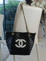 Must Have! Chanel Tote & Shopping Bag กระเป๋าสะพายทรง Shopping Bag พรีเมี่ยมกิ้ฟ Limited Edition ของแท้ 100% นำเข้าจาก Chanel Perfume Counter ใบใหญ่วัสดุหนัง PU ประดับโลโก้ CC สุดคลาสสิค ซับใน Polyester 100% เปิดปิดด้วยกระดุมแม่เหล็ก จุสุดๆ สามารถใส่เอกสา