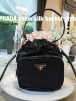 งานมินิน่ารัก🌸🌼 เข้าแล้วคะ งานพรีเมี่ยมกิ้ฟ จากเคาเตอร์ต่างประเทศคะ มาฝาก จากแบรนด์ PRADA premiumgift ค่า เป็นกระเป๋าผ้า nylon silk ไซส์มินิ เนื้อหนาซับในอย่างดี จุดเด่นคือ กระเป๋าสามารถ ปรับ ได้ 2 ทรงคือ ผูกเชือกกระเป๋า หรือ ดึงเชือกปรับเ