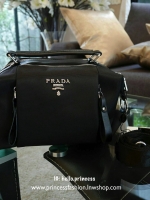 ล็อตราคาดีงาม มาละค้า!!! งานพรีเมี่ยมกิ้ฟ จากเคาเตอร์ต่างประเทศคะ รุ่น Limited edition ค่า ได้ กระเป๋าอเนกประสงค์ ทรง Mini TOTE จากแบรนด์ PRADA มาค่า เป็น กระเป๋าMatte Canvas *ปรับได้สองทรงสวย ใบนี้มีสายยาวให้คะ เลิศมาก สะพายเป็น shoulder bag หรือ ถือได้ค