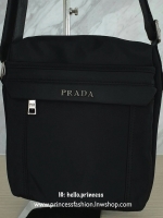 กระเป๋าสะพายข้าง แบรนด์PRADA วัสดุทำจากผ้า Nylon คุณภาพดี สามารถกันน้ำได้ เหมาะสำหรับผู้ชายสายลุยมากค่ะรุ่นนี้ ขนาดกะทัดรัดไม่ใหญ่ไม่เล็กเกินไป สามารถใส่ Tablet ipad ได้คะ อะไหล่สีเงิน ภายในมีช่องซิปใส่ของแยกได้ ด้านหน้ามีช่องซิปสำหรับใส่ของแยก มาพร้อมโลโ