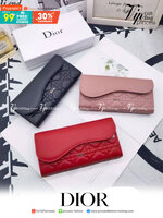 Dior Long Saddle Wallet / Dior Wallet / Dior Long Wallet กระเป๋าสตางค์ใบยาว เปิดหน้าทรงเคิร์ปอานม้า เอกลักษณ์ของความหรู วัสดุหนังแท้ ผสมผสานความสง่างามและคลาสสิกที่เข้ากับยุคสมัย ด้านหน้าโดดเด่นด้วยซิกเนเจอร์แบรนด์ เป็นอีกหนึ่งรุ่นที่ดาราเชเลปใช้กันเยอะมา