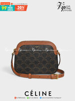 CELINE Triomphe Canvas Small Camera กระเป๋าสะพายไหล่สุดเก๋ใบนี้ผลิตจากผ้าใบเคลือบอย่างดีพร้อมขอบหนังสีน้ำตาล มาพร้อมสายสะพายหนังปรับระดับได้พร้อมฮาร์ดแวร์สีทองและซิปด้านบน ภายในบุด้วยผ้าสีน้ำตาล ลวดลาย triomphe อันเป็นเอกลักษณ์ของแบรนด์ และเป็นกระเป๋าสะพา