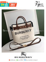 BURBERRY FRAGRANCES TOTE BAG อีกหนึ่งไอเท็มหายาก วัสดุ Canvas & Leather Calfskin ดีไซน์สวยมีเอกลักษณ์คาดด้วยสายหนังประดับกระดุมทองด้านหน้า หูจับหนังแท้จับถนัดมือ สายสะพายยาวหนังแท้ถอดได้ปรับระดับได้อะไหล่แบรนด์ ภายในโล่งกว้างมีช่องใส่ของใส่เอกสารA4 กระเป๋