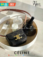 VIP 】CELINE MINI TRIOMPHE IN TRIOMPHE CANVAS กระเป๋ามินิทรงชิค ดีไซน์รูปกล่องสุดแสนมินิมอล สามารถสะพายแบบ Crossbody และยังเป็น Belt Bagได้อีกด้วย วัสดุแคนวาสลาย Triomphe แบบไม่มีตกยุค ด้านหน้าโดดเด่นด้วยโลโก้สีทอง เป็นอีกหนึ่งตัวเลือกให้คุณเลือกสะพายในชีว