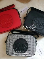 GUESS ANGELEA LOGO CROSSBODY กระเป๋าสะพายหนังซาฟิโน่ทรงตั้งสวย ด้านหน้าติดโลโก้แบรนด์ทรงกลมนูน เปิดปิดด้วยซิป ด้านในโล่งกว้าง มีช่องซิปเล็ก สามารถใส่กระเป๋าสตางค์ใบยาว มือถือ ของจุกจิกได้เยอะ ขนาดกำลังดี สะพายได้เท่ห์ๆเข้าได้กับทุกชุดเลยนะคะ