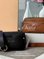GUESS CROSSBODY BAG กระเป๋าสะพายรุ่นยอดนิยม วัสดุ Saffiano PU คุณภาพดี น้ำหนักเบา ด้านหน้าประดับด้วยโลโก้แบรนด์สุดหรู เปิดปิดกระเป๋าด้วยซิปสะดวกใช้ ด้านในโล่งกว้างมีช่องซิปและช่องเล็กสำหรับใส่ของ สามารถใส่มือถือได้ทุกรุ่น กระเป๋าสตางค์ใบสั้นได้ ซับในลายแบ