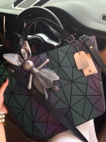 มาใหม่ สี Limited edition 🌈🌈 Rainbow color ( สีจะปรับเข้มอ่อนตามความสว่างของแสงค่ะ ) • สว่างมากจะเป็นสี Rainbow สว่างน้อยจะเป็นสีเทาเข้มค่ะ สดใสรับเดือนแห่งความรักกันด้วย กระเป๋าทรงสุดฮิตจากแบรนด์ David Jones ใบนี้ มาพร้อมกับน้องกระต่ายสีเ