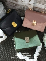 กระเป๋าทรงสวย ดีไซน์ทันสมัย วัสดุหนังโพเลเตอร์ + กำมะหยี่ตกแต่งด้านหน้า ออกแบบปิด-เปิดด้วยตัวล็อคแบบกด สีเงิน และ สีทอง ดูเก๋ ภายในเป็นช่องโล่ง มีช่องซิป 1 ช่อง และช่องใส่ของจุกจิก 1 ช่อง ด้านหลังติดโลโก้แบรนด์ มาพร้อมสายสะพายยาว สายสวยเก๋ ดูดีมากๆ สายถอด