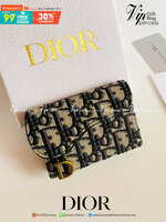 VIP 】DIOR MONOGRAM SADDLE FLAP CARD HOLDER BLACK กระเป๋าใส่บัตร ใส่เหรียญ วัสดุหนังแท้ และผ้า Jacquard อย่างดี ทอสวยงามที่สุด ผสมผสานความสง่างามและคลาสสิกที่เข้ากับยุคสมัย ด้านหน้าโดดเด่นด้วยซิกเนเจอร์ของ Christian Dior อะไหล่สีทองอ่อน เงางาม เป็นอีกหนึ่ง
