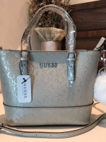GUESS MINI CROSS BODY BAG กระเป๋าถือหรือสะพายรุ่นฮิตและขายดีที่สุดจาก GUESS FACTORY วัสดุหนังแก้วเงาสวยอยู่ทรง น้ำหนักเบา ด้านหน้าประดับด้วยโลโก้แบรนด์สุดหรูพร้อมปอมๆห้อยที่หูกระเป๋าถอดเเยกใช้ได้ เปิดปิดกระเป๋าด้วยซิปสะดวกใช้ ด้านในโล่งกว้างมีช่องซิปและช่