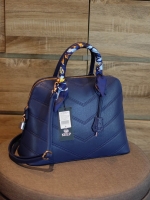 ใหม่ล่าสุด ชนช้อป เลยค่า 👍 กระเป๋า handbag สุดหรูจากแบรนด์ KEEP รุ่น Viva office handbag จุดเด่นที่ >ตัวกระเป๋าทำจากหนังอย่างดี ลายหนังสวยมากคะ >น้ำหนักแค่ 6 ขีดเท่านั้น >เลิศสุดๆ ที่มีตัวล็อคกระเป๋าด้วยคะ มีแม่กุญแจ+ลูกกุญแจให้