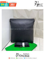 BOTTEGA VENETA Messenger Bag กระเป๋าสะพายทรงแมสเซนเจอร์ ดีไซส์สานเป็นเอกลักษณ์ของแบรนด์ รุ่นตามหาที่หนุ่มๆ ควรมี ดีไซส์เรียบหรู คลาสสิก ใช้งานง่าย everyday look จะซื้อใช้เองหรือเป็นของฝากก็เหมาะมากๆ ค่ะ