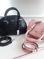 GUESS MINI CROSSBODY กระเป๋าสะพายข้างครอสบอดี้ใบเล็ก หนังลายจระเข้ กระเป๋าสะพายข้างขนาดมินิพกพาสะดวก อะไหล่ทองสวยหรู ตัวกระเป๋าใช้หนังลายจระเข้ ให้ความรู้สึกหรูหรามีระดับ มีหูจับกระเป๋าไว้สำหรับถือได้ค่ะ สายสะพายสามารถถอดออกได้ เหมาะกับวันเบาๆ สัมภาระไม่เ