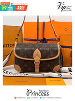 ORI หนังแท้ | LV Diane Monogram Monogram Flower Canvas bag กระเป๋าสะพายทรง Satchel กลับมาอีกครั้งในเวอร์ชัน Monogram แคนวาส ผสานโมเดลคลาสสิกยุค'90s เข้ากับดีเทลวินเทจทั้งการแต่งขอบหนังและบัคเคิลที่ได้แรงบันดาลใจจากดีไซน์ในตำนานอันทรงคุณค่า