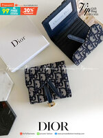 VIP 】DIOR WALLET MONOGRAM กระเป๋าสตางค์ 3 พับ วัสดุหนังแท้ และผ้า Jacquard อย่างดี ทอสวยงามที่สุด ผสมผสานความสง่างามและคลาสสิกที่เข้ากับยุคสมัย ด้านหน้าโดดเด่นด้วยซิกเนเจอร์ของ Christian Dior อะไหล่สีทองอ่อน เงางาม เป็นอีกหนึ่งรุ่นที่ดาราเชเลปใช้กันเยอะมา