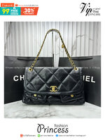 ORI หนังแท้ | Chanel Shopping Flap Bag Shiny Leather Black / Chanel Tote Bag 37cm กระเป๋าสะพายทรงโท้ทใบใหญ่ ภายในโล่งกว้างจุของได้เยอะ คอลเลคชั่นฤดูใบไม้ร่วง-ฤดูหนาว 2025/26 ถ่ายทอดเสน่ห์เย้ายวนเหนือกาลเวลา
