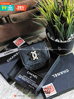 CHANEL QUILTED CRYSTAL CC MINI BAG VIP ไอเท็มแนะนำน่ารักสุดๆวัสดุหนังเรียบสีดำด้านหน้าประดับโลโก้แบรนด์เปิดปิดด้วยฝาปิดกระดุมแม่เหล็กอะไหล่ทองสวยดูดีมาพร้อมสายโซ่ร้อยหนังสามารถใช้คล้องกระเป๋า พวงกุญแจ เข็มขัดได้ ใส่ Airpods เหรียญ หรือกุญแจได้ น่ารักน่าใช