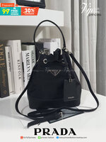 ทรงขนมจีบไซส์ใหญ่ 🐰 งานพรีเมี่ยมกิ้ฟ จากเคาเตอร์ต่างประเทศ จากแบรนด์ PRADA วัสดุ NYLON สลับหนัง SAFFIANO ดีไซน์สวยหรูมากค่า เนื้อหนาซับในอย่างดี อะไหล่เงินทั้งใบ จุดเด่นคือ กระเป๋าสามารถ จุของได้เยอะมาก ด้านในมีช่องใส่ของอีกหนึ่งช่อง น้ำหนักเบา ถื