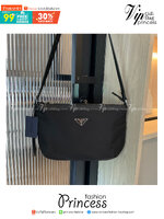 Prada Nylon Crossbody Bag กระเป๋าผ้าไนล่อน ตามแบบฉบับของแบรนด์ เลิศมาก สะพายเป็น shoulder bag หรือ Crossbody ก็ได้คะ ขนาดกำลังดีคะ ตัวกระเป๋าเบามาก เปิดปิดด้วยซิปรูดด้านมีช่องซิปแยกใส่ของ สามารถใส่มือถือได้ทุกรุ่น