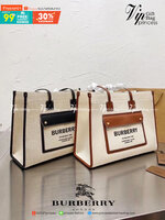 BURBERRY FRAGRANCES VINTAGE SHOLDER BAG กระเป๋าสะพายทรงชอปปิ้ง ผ้าแคนวาสตัดขอบหนัง หน้าพิมพ์โลโก้ ใบใหญ่ทรงสวย การตัดเย็บเดินด้ายสวยงามเลอร์ค่ามากค่าา ดีไซน์สวยอยู่ทรง ภายในโล่งกว้าง สามารถใส่กระเป๋าสตางค์ยาว มือถือ ของใช้ได้เยอะ งานตัวจริงสวยน่าใช้มากค่ะ