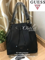 Guess Drawstring Bucket Bag With Strap GUESS. DRAWSTRING BUCKET BAG WITH STRAP กระเป๋าถือหรือสะพายแบรนด์ดังรุ่นยอดนิยม วัสดุหนังแกะสังเคราะห์แบบนิ่มสวยอยู่ทรง ด้านหน้าประดับโลโก้ เปิดปิดแบบ Drawstring ภายในกว้างมีช่องซิปและโลโก้ ใส่ ipad และของใช้ได้เยอะ 