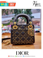 DIOR CD MINI LADY STUDDED BAG กระเป๋าสะพายข้างพรีเมี่ยมกิ๊ฟสุดฮอต ดีไซน์ตกแต่งหมุดเต็มใบ ไม่มีคือพลาด หรูจริงอะไรจัง ทรงกล่องคลาสสิค วัสดุหนังแท้ โดดเด่นด้วยพวงกุญแจโลโก้สีทองลิมิเต็ด มีหูจับในตัวและสายครอสบอดี้สุดเลิศ แต่งเติมดีเทลอัพราคาไปอีก ภายในเป็นช