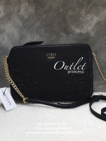 กระเป๋าสะพายข้าง guess ทรงสวย ด้านหน้าติดโลโก้แบรนด์ ลายสวยงาม สายยาวตัดแต่งโซ่และหนัง สามารถปรับความยาวได้ ตัวจับซิป มีกุญแจตีแบรนด์เพิ่มความโก้หรู ซิปเปิดง่าย ด้านในมีช่องซิป และช่องเสียบบัตร ติดโลโก้แบรนด์ บุผ้าแบรนด์ทั้งใบ สวย คุ้มราคา