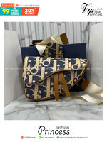 ORI หนังแท้ | DIOR Saddle Bag Blue and Beige Raffia-Effect Denim with Brown Grained Leather กระเป๋าสะพายคาดอก สัญลักษณ์สุดคลาสสิก ผ้าเดนิมลายแจ็คการ์ด Oblique พิมพ์ลายราฟเฟีย นำเสนอรูปแบบใหม่ให้กับไอคอนประจำแบรนด์