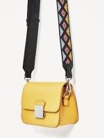 Don't Miss! Best Seller! ZARA CROSSBODY WITH 2STRAPS กระเป๋าถือหรือสะพายทรงคลัชรุ่นยอดนิยมวัสดุหนัง Saffiano อยู่ทรงสวยหรูสไตล์ PRADA แข็งแรงทนทาน ดีไซน์เก๋ไม่ซ้ำใคร เปิดปิดด้วยตัวล๊อคเอกลักษณ์ของ ZARA ภายในมีโลโก้ สามารถใส่มือถือ iphone7+ ได้ โดดเด่