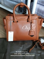 CHARLES & KEITH กระเป๋าถือ/สะพายข้าง ขนาดกลาง ด้านหน้าปั๊มโลโก้แบรนด์ ด้านหน้าเป็นหนังเรียบตัดกับด้านข้างเป็นหนังคาร์เวียร์ออกแบบมาให้เรียบหรู ด้านหลังมีซิป 1 ช่อง หูกระเป๋าสามารถพับลงได้ ส่วนด้านในกว้างมากค่ะ ออกแบบมาให้ใส่ของได้จุใจแบบไม่มีช่องแบ่ง มีช่