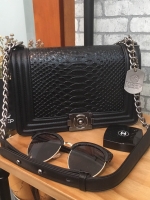 สินค้าขายดี มากี่รอบๆ ก้อหมดเกลี้ยง 🐙 ทางร้าน ได้กระเป๋า จากแบรนด์ KEEP ทรงเดียวกับ Chanel boy เลย รุ่น KEEP shoulder Luxury small chain bag สวย หรู เท่ มากๆ เลยน๊า กระเป๋าอยู่ทรง ลายหนังจรเข้ สวยงามมากคะ สายโซ่ มีที่รองไหล่ สะพายสบายคะ สายปรับ สั