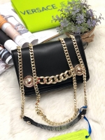 VERSACE JEANS NAPPA CROSSBODY BAG New in! กระเป๋าสะพาย วัสดุหนัง pu. เรียบเนื้อดี ปรับเปลี่ยนรูปแบบการใช้งานได้ถึง 3 แบบ สะพายข้าง, crossbody หรือคล้องไหล่ได้ อะไหล่ทองเหลื่อมๆ ดูวินเทจ เปิดปิดกระเป๋าแบบฝาปิดกระดุมแม่เหล็ก ใส่ wallet สั้น มือถือได้ทุกรุ่น