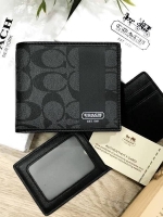 COACH SHORT WALLET WITH CARD POCKET ซื้อ1ได้ถึง2! กระเป๋าสตางค์และกระเป๋าใส่บัตรหนังปั้มลาย Signature รอบใบสวยคลาสสิค ภายในกระเป๋าสตางค์มีช่องใส่ธนบัตรแยกสองช่องเป็นสัดส่วนและมีช่องใส่บัตรหลายช่อง ซับในพิมพ์เเบรนด์ Namecard Pocket สามารถเเยกใช้ได้ มาใน CO
