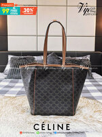กลับมาตามคำเรียกร้อง! พร้อมส่งรุ่นหายากนะคะ!✴️ RARE ITEMS! NEW CELINE SHOPPING BAG VIP GIFT WITH PURCHASE (GWP) กระเป๋าสะพายพรีเมี่ยมกิ๊ฟ Limited จาก CELINE HAUTEPARFUME DUTY FREE วัสดุ TRIOMPHE CANVAS หนังสวยอยู่ทรงกันน้ำในดีไซน์ทรง TOTE สวยหรูคลา
