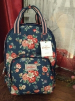 Cath Kidston Backpack Bag - กระเป๋าเป้ สไตล์วินเทจสุดฮิต - เปิด/ปิดกระเป๋าด้วยซิปรอบ - ภายใน มีช่องซิปใหญ่ใส่ของ 2 ช่อง จุของได้เยอะ - ด้านหน้ามีช่องซิปเล็ก 1 ช่อง