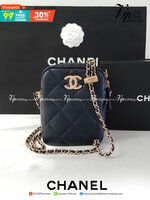 หนังแท้ Chanel Vertical / Chanel Black Caviar Grained Calfskin Vertical Camera Bag พร้อมส่งที่ไทย กระเป๋าสะพายข้างหนังแท้ฟูขึ้นทรงสวย เกรดหนังดีที่สุดยิ่งใช้นานหนังยิ่งสวย มาในดีไซน์คลาสสิคเรียบหรูเข้ากับทุกลุ๊คแบบไม่มีเอ้าท์ ไอเท็มนี้แนะนำสวยน่าใช้ ไม่คว