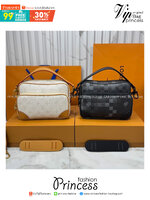 ORI หนังแท้ | LV Nil Messenger Bag / Nil D16 / Nil G71 กระเป๋าสะพายทรงแมสเซ็นเจอร์ พร้อมพอคเก็ตซิปหน้า และหูจับถอดได้ ถือเป็นคลัทเท่ๆ ได้เลย มาพร้อมรองบ่า/สายสะพายถอดได้ สะดวกใช้งาน