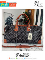 Goyard Boeing Travel 55 Duffle Bag กระเป๋าเดินทางใบใหญ่ ดีไซน์สวยคลาสสิกเป็นเอกลักษณ์ ไอเท็มที่จะทำให้การเดินทางไม่ธรรมดาอีกต่อไป ด้วยดีเทลความเป็นเอกลักษณ์ เรียบแต่หรู ภายในจุของได้เยอะมาก