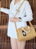 รุ่นใหม่ล่าสุด หนังแกะสวยมากคะ สีเข้าใหม่ >> Light.brown รุ่น KEEP sheep leather Pillow bag สวย น่ารัก ขนาดตอบทุกโจทย์การใช้งาน เห็นแล้ว #หลงรักเลยคะ ตัวกระเป๋าขนาดกำลังดี จุของคุ้ม หนังแกะ สวยมาก ดูแลรักษาง่าย ประดับด้วยผ้าพันหูกระเป๋า ทำให้กระเป๋า