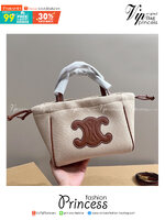 CELINE Horizontal Cabas Canvas / CELINE TOTE BAG กระเป๋าทรงโท้ทกำลังมาแรง ขนาดและดีไซน์ทรงสี่เหลี่ยมผืนผ้า สามารถใส่ของได้เยอะและนำมาใช้ได้ทั้งไปทำงานหรือไปช้อปปิ้งได้ แมทช์กับเสื้อผ้าได้ง่าย เรียกได้ว่าคุ้มค่าคุ้มราคาสุดๆ