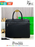 ORI หนังแท้ | Bottega Veneta Getaway Briefcase / Bottega Messenger Bag กระเป๋าใส่เอกสาร กระเป๋าทรงแมสเซ็นเจอร์ สวยเรียบหรูคลาสสิกเป็นเอกลักษณ์ โดดเด่นด้วยงานสานตาราง ดีไซน์เรียบง่าย แต่ดูแพง เหมาะสำหรับคนทำงานออฟฟิศมากๆ